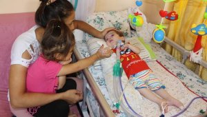 SMA'lı Onur bebeğin annesi: Evladım 'Beni kurtarın' der gibi bakıyor