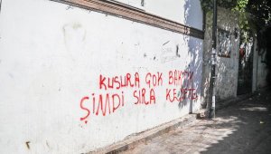 Tarihi Kaleiçi'nin duvarları yazı tahtasına döndü
