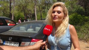 Tatilinin ilk saatinde park için anahtarı verdiği otel çalışanı, otomobilini ağaca çarptı
