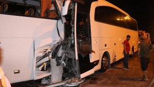 Tur ile yolcu otobüsleri çarpıştı: 2'si ağır, 25 yaralı