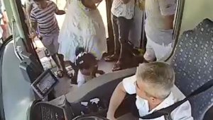 Turist aile, cep telefonuyla oyun oynayan çocuğu otobüste unuttu