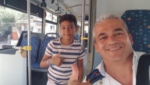 Turist aile, cep telefonuyla oyun oynayan çocuğu otobüste unuttu