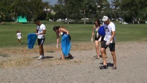 Turistler ve çalışanlar sahili temizledi