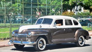 'Evladı gibi' gördüğü 75 yaşındaki otomobilini, 2 eve değişmedi