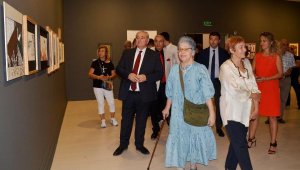 AKS'de anne-oğul sergisi