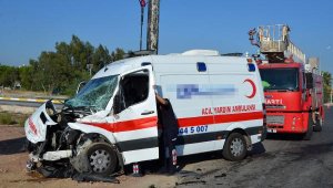 Ambulansla midibüs çarpıştı: 2 yaralı