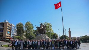 Antalya Barosu adli yılı Atatürk Anıtı'na çelenk koyarak açtı