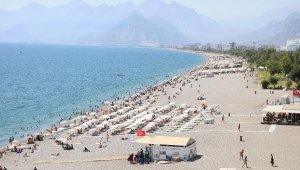 Antalya'da Konyaaltı sahilinde yoğunluk
