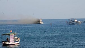 Antalya'da lüks yat denizde yandı