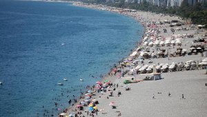 Antalya'da sahiller, yabancı turistlere kaldı