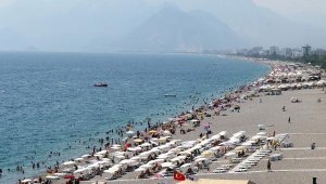 Antalya'da sıcaktan bunalanlar sahili doldurdu