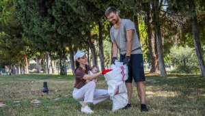 Antalya'da yaşayan yabancılar, parktaki çöpleri topladı