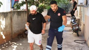 Aynı evi paylaşan 2 arkadaş, sopa ve bıçakla birbirlerini yaraladı