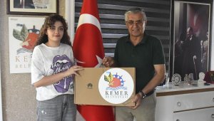 Başkan Topaloğlu'ndan öğrencilere hediye