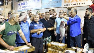 Başkan Uysal, sezonun ilk balık mezadını yaptı