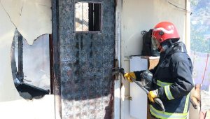 Çıkan yangında prefabrik ev alev alev yandı