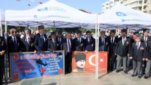 Gaziler Atatürk Anıtı'na çelenk sundu
