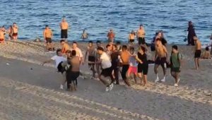 Genç kızın sahilde fotoğrafını çektiğini iddia ettiği 3 kişi dövüldü