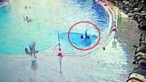 Havuzda boğulma tehlikesi geçiren Ömer'in kurtarılma anı kamerada