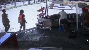 İki genç, manava giren minibüsün altında kalmaktan saniyelerle kurtuldu