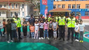 Jandarmadan öğrencilere uygulamalı trafik eğitimi