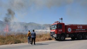 Kumluca'da çalılık yangını