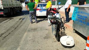 Motosikletli çöp kamyonunun altında kaldı
