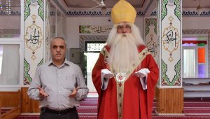 Müftü Akpınar ve Alman Noel Baba camide dua etti