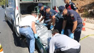 Otomobilinde boğazı kesilmiş olarak ölü bulundu