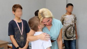 Rektör Özkan, Cem Muhammet'i ziyaret edip, masa tenisi oynadı