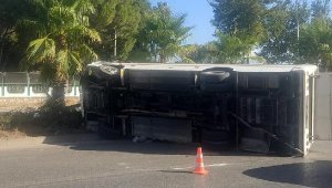 Serik'te otel servis midibüsü devrildi