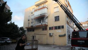 Sinir krizi geçirince balkonu yaktı, eşyaları sokağa fırlattı