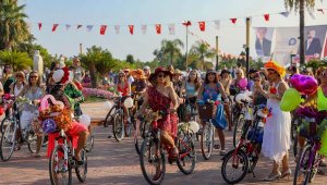 Süslü kadınlar Antalya'da pedal çevirdi