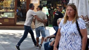 Turistleri kandıran imitasyon parfüm satıcılarına operasyon