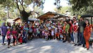 Ukraynalı çocuklar Antalya Hayvanat Bahçesi'ni gezdi