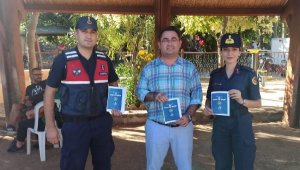 Üzüm Şenliği'nde jandarmadan 'Kadına el kalkamaz' afişi