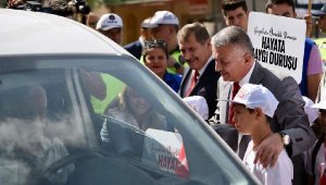 Vali Yazıcı, öğrencilerle birlikte yaya geçitlerini kırmızıya boyadı