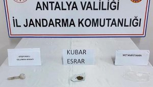 Yakalanınca attığı sigara paketinden uyuşturucu çıktı