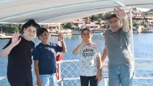 3 öğrenci, okul için her gün 20 mil deniz, 6 kilometre kara yolculuğu yapıyor