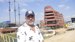 Antalya'da 5 katlı günübirlik tur teknesi inşa ediliyor