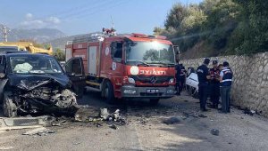 Antalya'da minibüs ile otomobil çarpıştı; dede- torun öldü, 4 yaralı