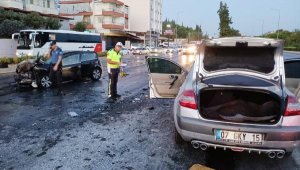 Antalya'da otomobiller çarpıştı; baba öldü, polis oğlu yaralı