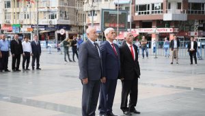Antalyalı muhtarlardan anıta çelenk