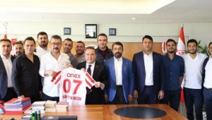 Başkan Böcek yeni yaşını sürpriz kutlamalarla karşıladı