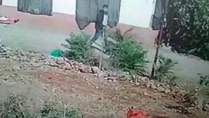 Boşanma yüzünden husumetli olduğu akrabasını sokak ortasında vurdu