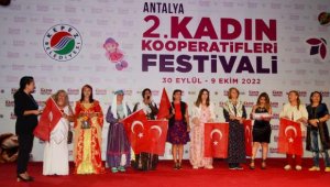 Dünya kadınları podyumda
