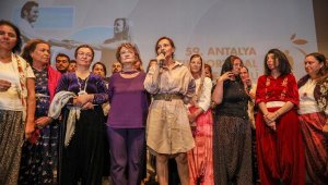 Film ekibi ve oyuncular, Mahsa Amini için sahnede saçlarını kesti