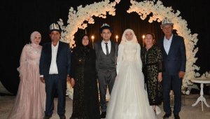 Genç çiftin düğününde Kırgız gelenekleri de uygulandı