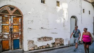 Kaleiçi'nin yazı tahtasına dönen duvarları temizlendi