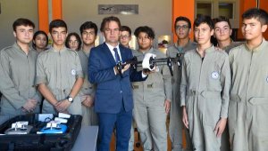 Lise öğrencilerinin ilaçlama dronu çiftçiye çare oldu